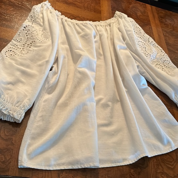 beautiful on or off the shoulder blouse w/appliqué on sleeves - Picture 1 of 10